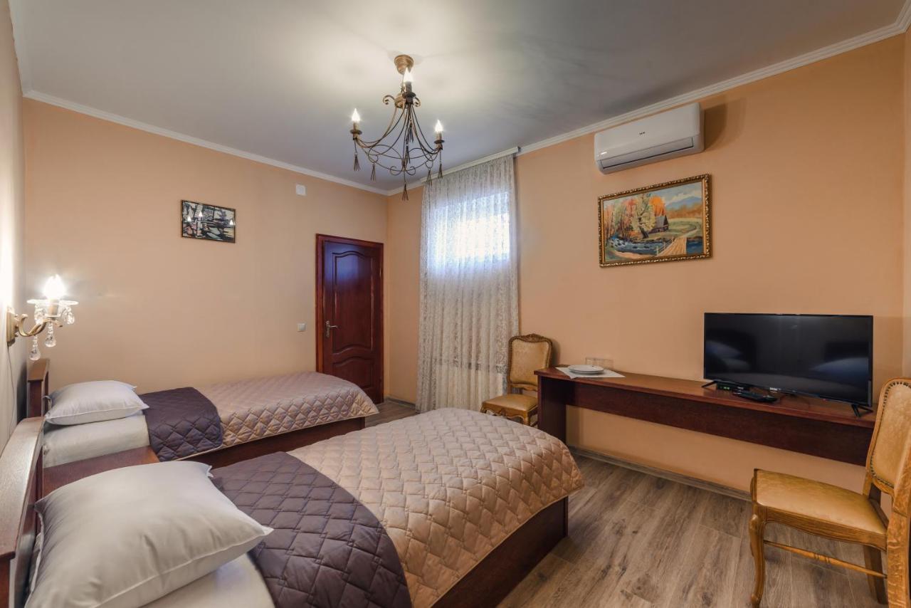 Готель «Вишневий Сад» Mukacheve Exterior photo