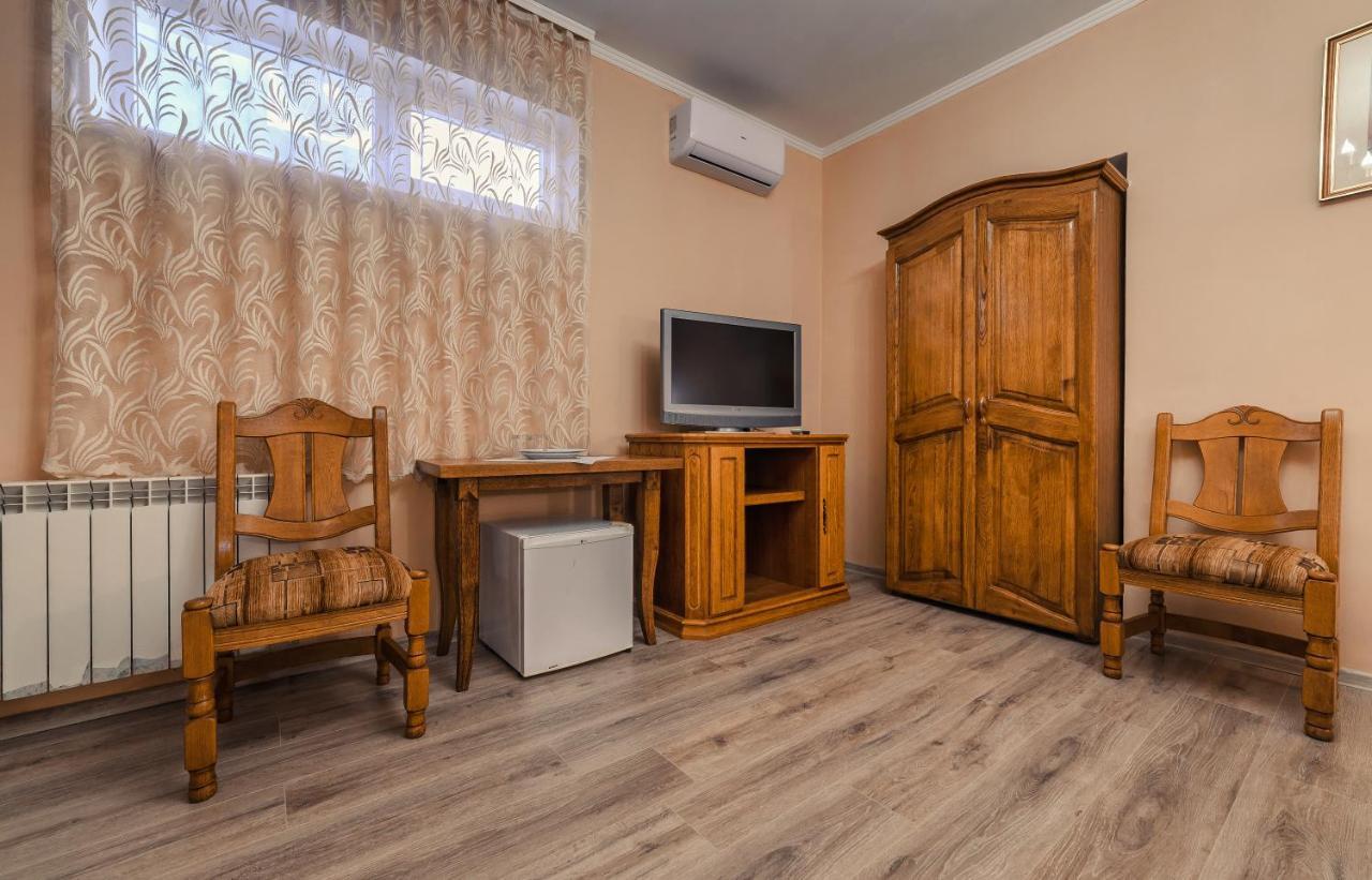 Готель «Вишневий Сад» Mukacheve Exterior photo