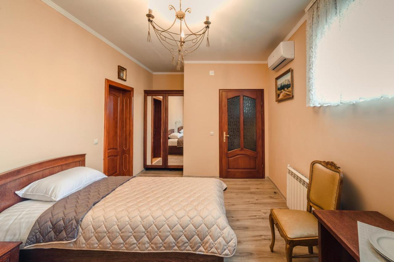 Готель «Вишневий Сад» Mukacheve Exterior photo
