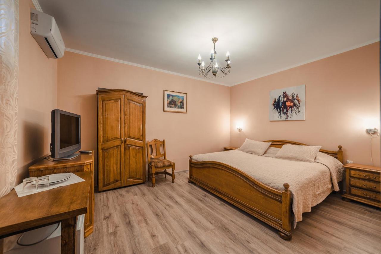 Готель «Вишневий Сад» Mukacheve Exterior photo