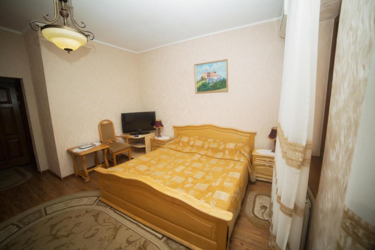 Готель «Вишневий Сад» Mukacheve Exterior photo