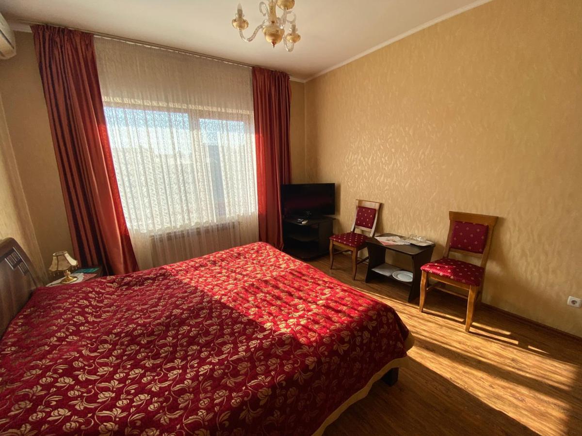 Готель «Вишневий Сад» Mukacheve Exterior photo