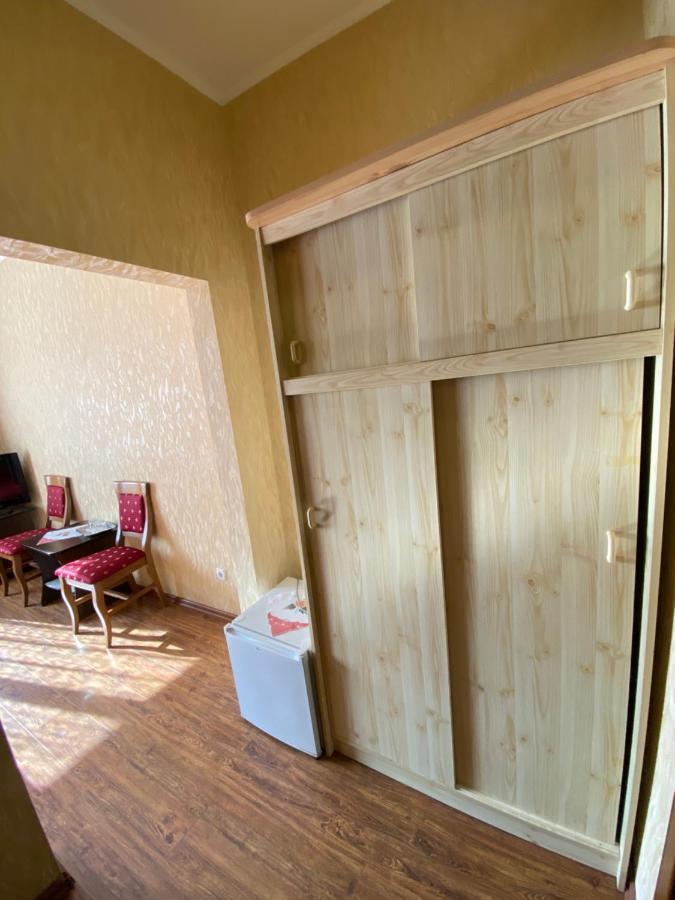 Готель «Вишневий Сад» Mukacheve Exterior photo