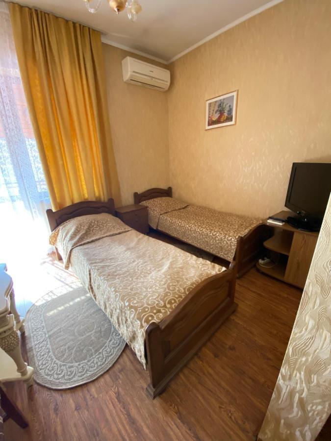 Готель «Вишневий Сад» Mukacheve Exterior photo