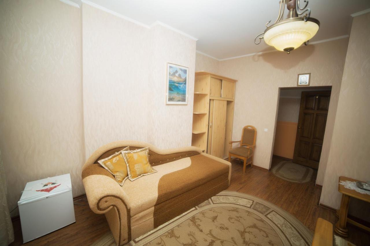 Готель «Вишневий Сад» Mukacheve Exterior photo