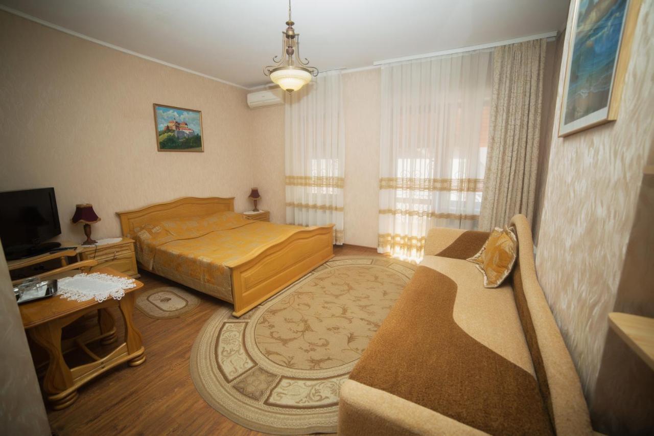 Готель «Вишневий Сад» Mukacheve Exterior photo