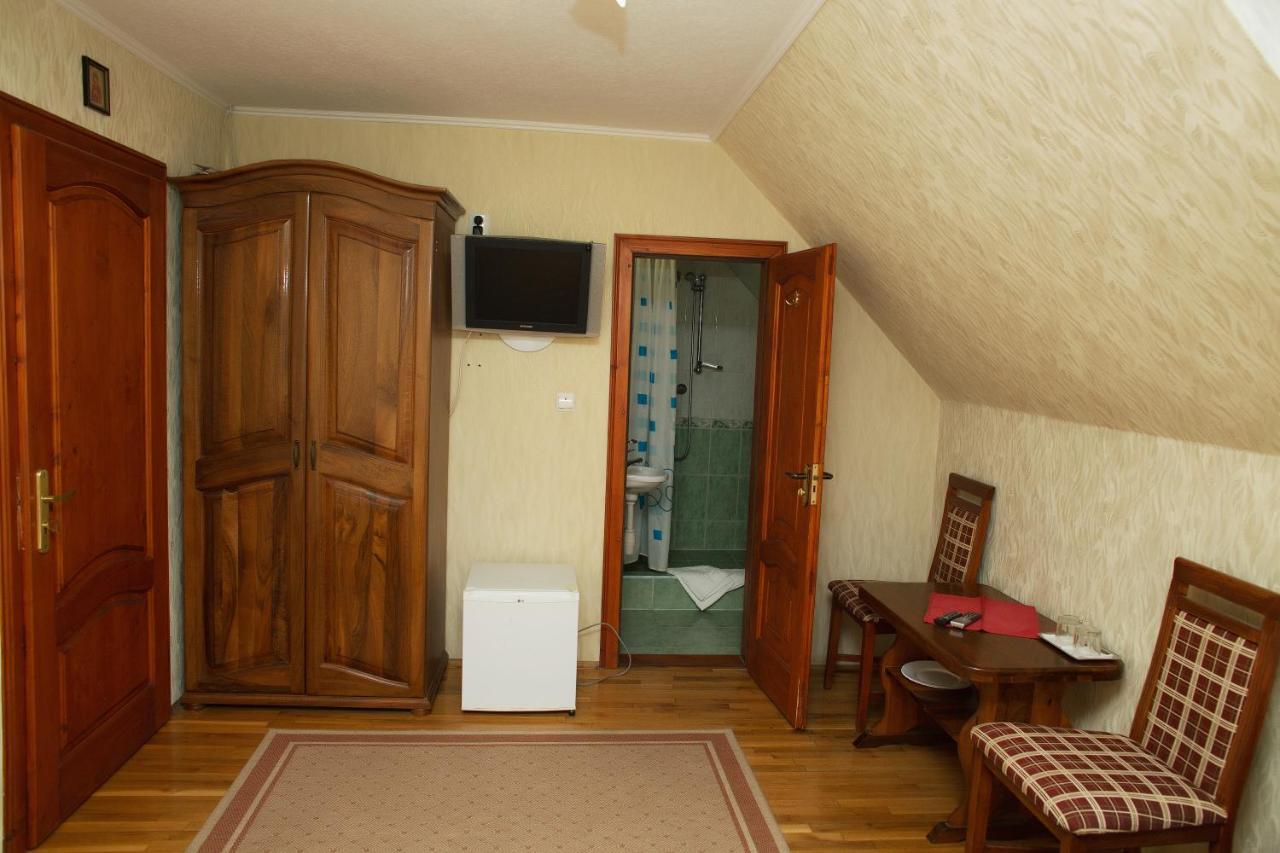 Готель «Вишневий Сад» Mukacheve Exterior photo