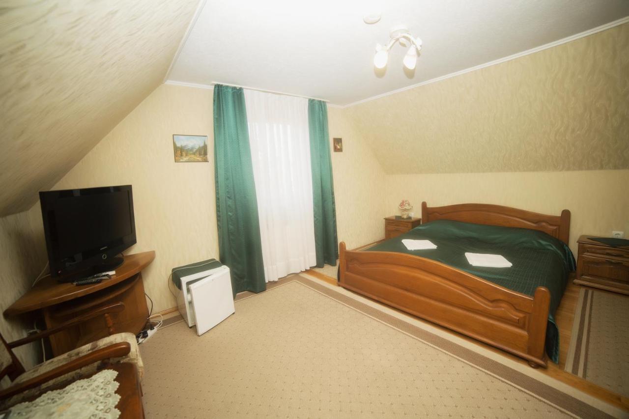 Готель «Вишневий Сад» Mukacheve Exterior photo