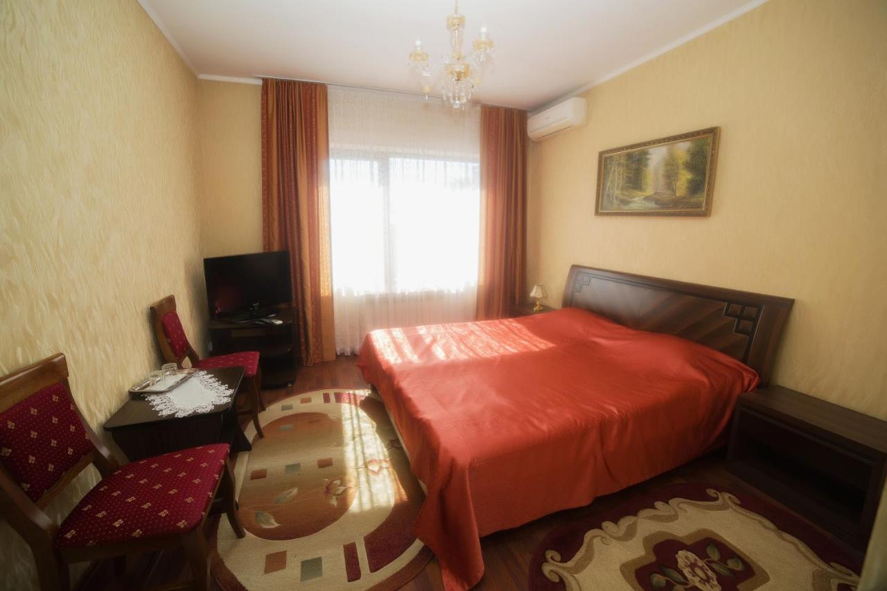 Готель «Вишневий Сад» Mukacheve Exterior photo