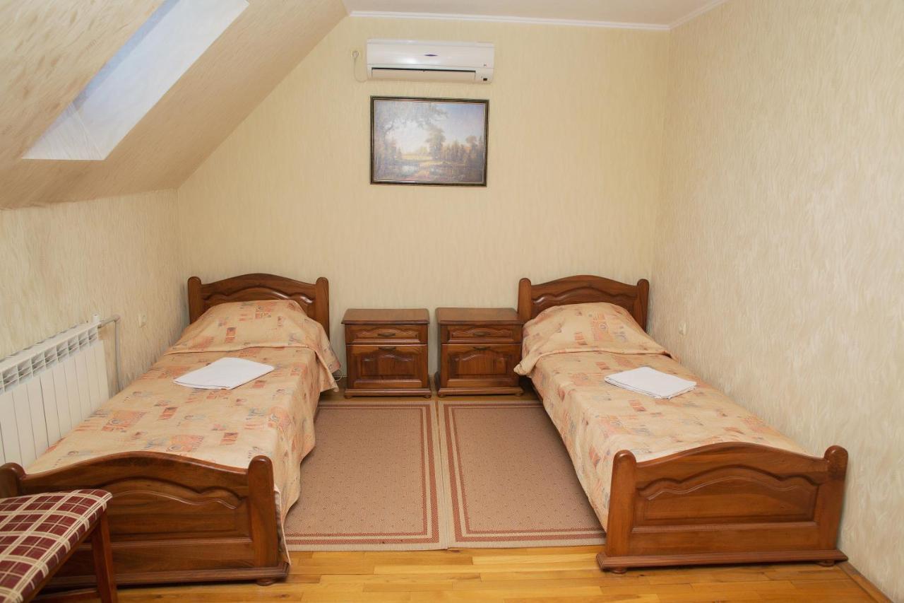 Готель «Вишневий Сад» Mukacheve Exterior photo