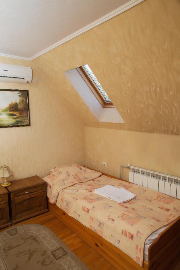 Готель «Вишневий Сад» Mukacheve Exterior photo