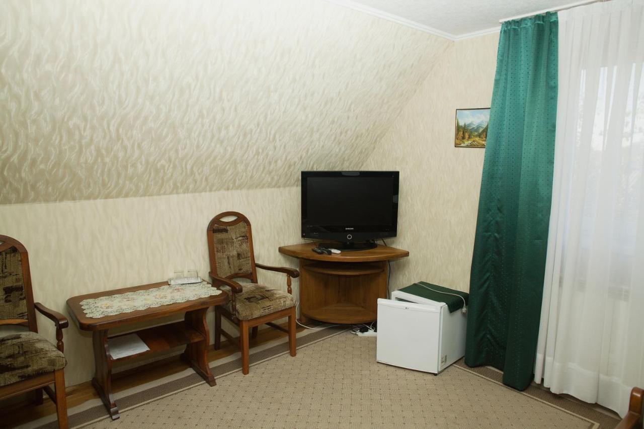 Готель «Вишневий Сад» Mukacheve Exterior photo