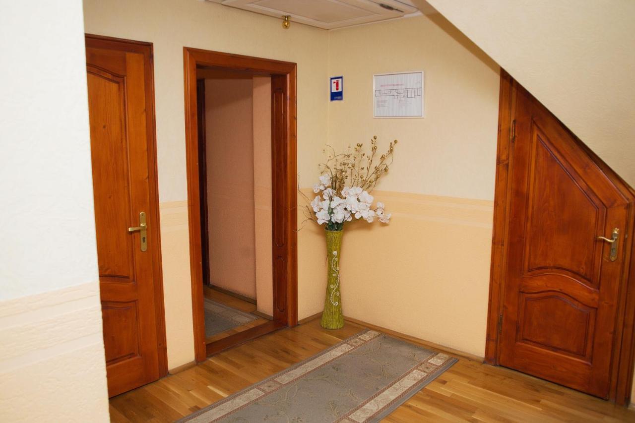 Готель «Вишневий Сад» Mukacheve Exterior photo