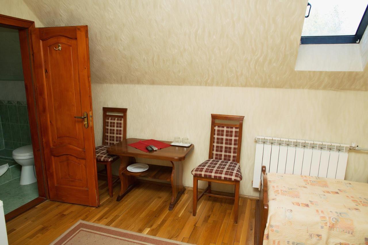 Готель «Вишневий Сад» Mukacheve Exterior photo